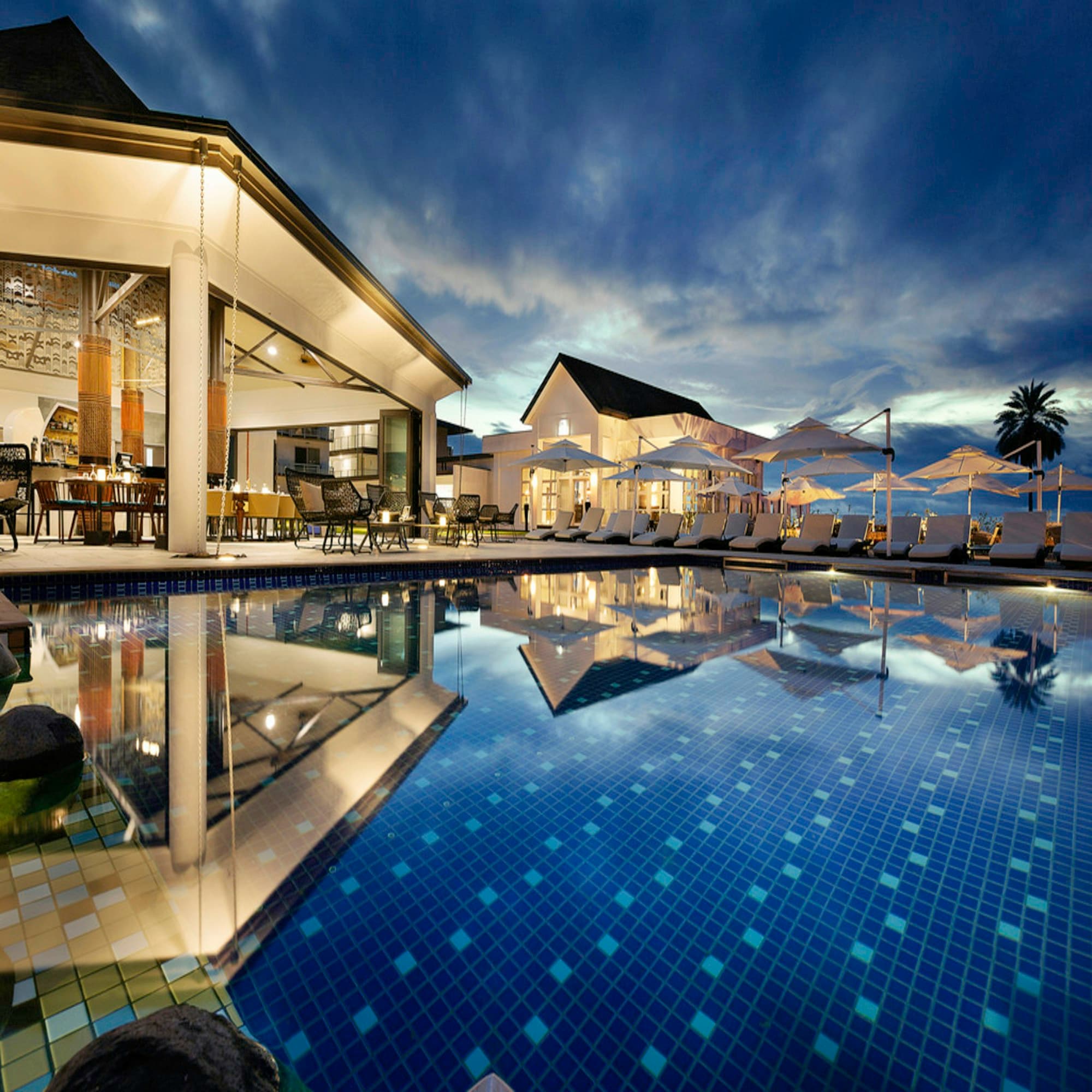 Tropical architecture opening onto gardens